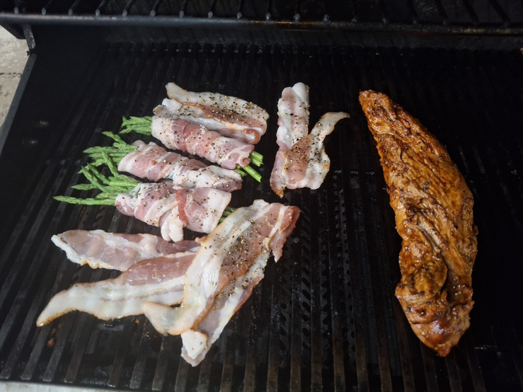 Grillowane mięso i dodatki