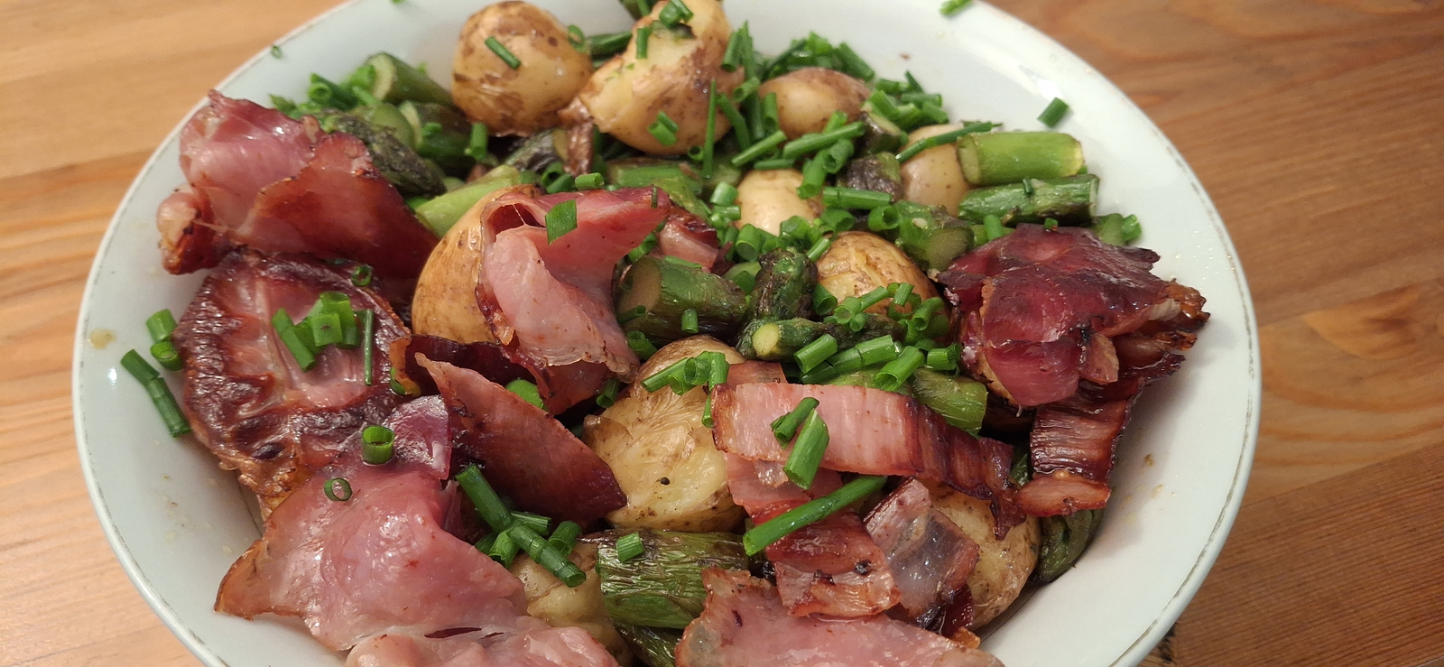 Lunch bowl z mięsem, ziemniakami i świeżymi dodatkami
