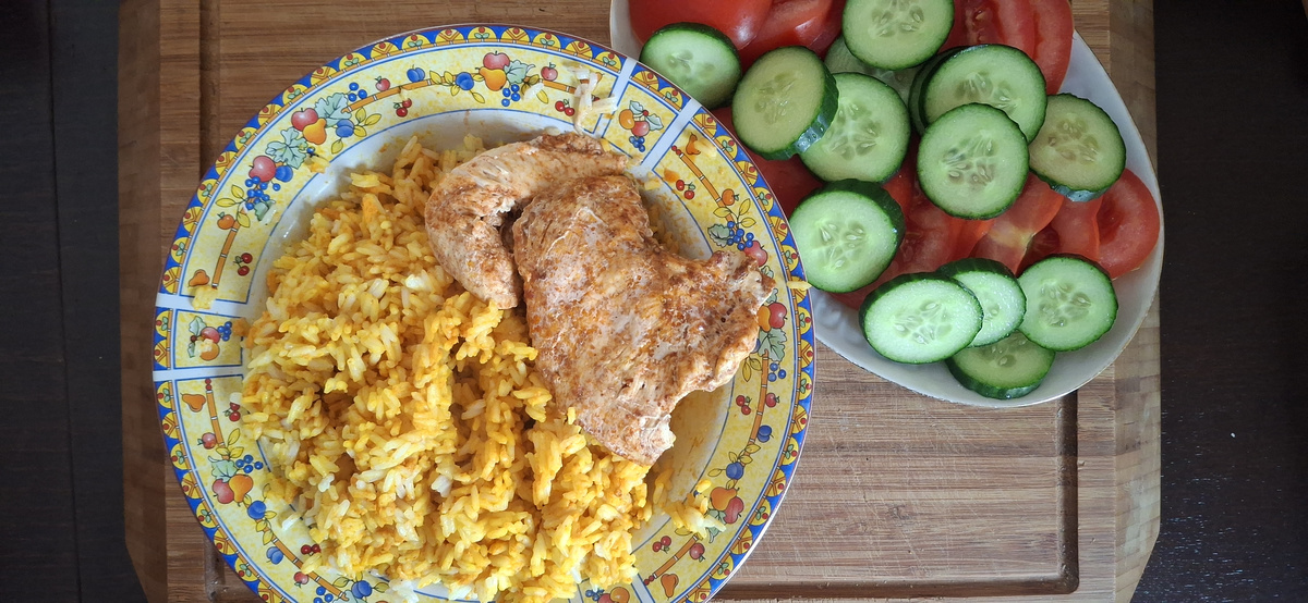 Lunch z ryżem, kurczakiem, ogórkiem i pomidorem